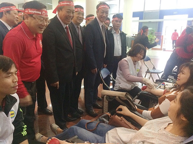 Phó thủ tướng thường trực - ông Trương Hòa Bình ; Tổng biên tập báo Tiền Phong - ông Lê Xuân Sơn; Tiến sĩ Bạch Quốc Khánh - Viện trưởng Viện Huyết học và Truyền máu Trung ương tới tận giường lấy máu động viên các bạn trẻ đang thực hiện nghĩa cử cao đẹp (Ảnh: An Nhiên). Phó thủ tướng thường trực - ông Trương Hòa Bình ; Tổng biên tập báo Tiền Phong - ông Lê Xuân Sơn; Tiến sĩ Bạch Quốc Khánh - Viện trưởng Viện Huyết học và Truyền máu Trung ương tới tận giường lấy máu động viên các bạn trẻ đang thực hiện nghĩa cử cao đẹp (Ảnh: An Nhiên).