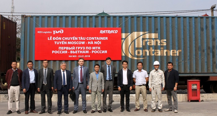 Đại diện Công ty Logistics Đường sắt Nga RZD cùng với Công ty Cổ phần vận tải và Thương mại Đường sắt tại lễ đón chuyến tàu container tuyến Moscow – Hà Nội. Đại diện Công ty Logistics Đường sắt Nga RZD cùng với Công ty Cổ phần vận tải và Thương mại Đường sắt tại lễ đón chuyến tàu container tuyến Moscow – Hà Nội.