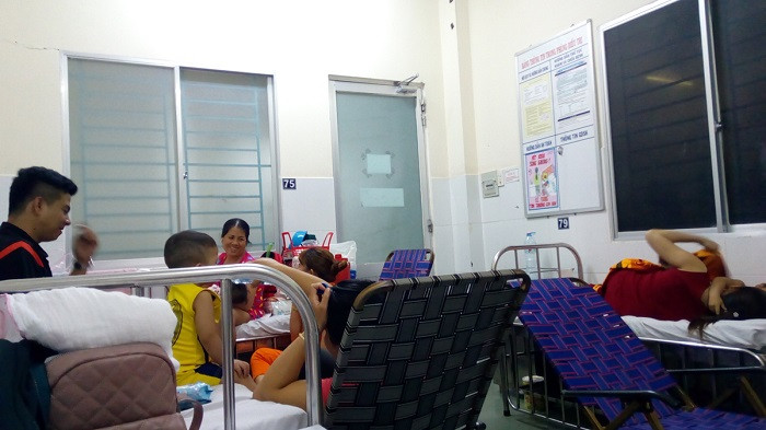 Bên trong phòng điều trị Khoa tiêu hóa của Bệnh viện Nhi Đồng 1 đêm giao thừa. Bên trong phòng điều trị Khoa tiêu hóa của Bệnh viện Nhi Đồng 1 đêm giao thừa.