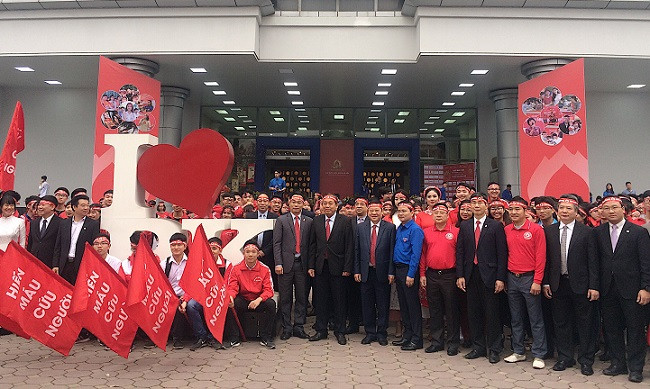 Đoàn đại biểu cùng đông đảo các bạn sinh viên chụp hình lưu niệm tại sảnh hội trường của Trường đại học Bách Khoa (Ảnh: An Nhiên). Đoàn đại biểu cùng đông đảo các bạn sinh viên chụp hình lưu niệm tại sảnh hội trường của Trường đại học Bách Khoa (Ảnh: An Nhiên).