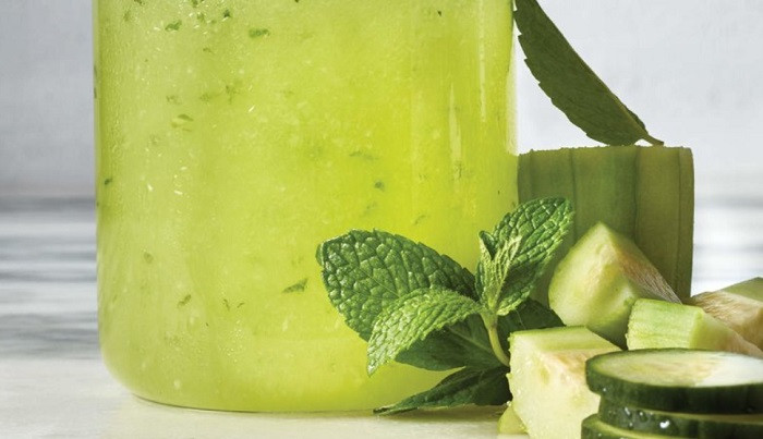 Dưa chuột và lá bạc hà. Dưa chuột và lá bạc hà.