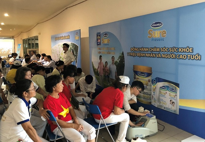 Vinamilk tổ chức kiểm tra loãng xương cho người cao tuổi tại giải đấu. Vinamilk tổ chức kiểm tra loãng xương cho người cao tuổi tại giải đấu.