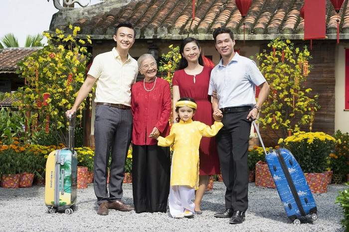 Cả gia đình cùng nhau đi du lịch đầu xuân. ảnh: vietravel.