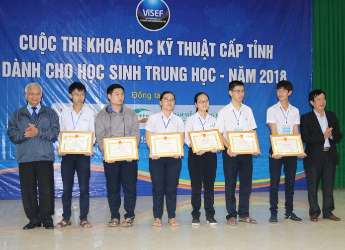 Bộ trưởng Bộ Giáo dục và Đào tạo Phùng Xuân Nhạ làm việc tại tỉnh Quảng Ngãi ảnh 2