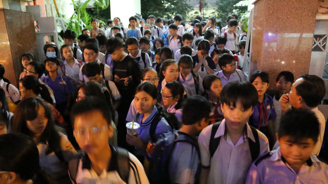 Học sinh ra về sau buổi học thêm ở Thành phố Hồ Chí Minh (Ảnh minh họa: Như Hùng). Học sinh ra về sau buổi học thêm ở Thành phố Hồ Chí Minh (Ảnh minh họa: Như Hùng).
