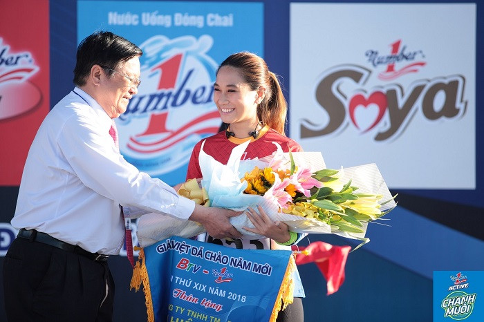 Ban Lãnh đạo Đài Phát thanh truyền hình Bình Dương tặng hoa và kỷ niệm chương cho Vận động viên Vũ Phương Thanh – Cô gái nổi tiếng chạy vòng quanh thế giới – là đại sứ thương hiệu của nhãn hàng nước uống vận động Number 1 Active. Ban Lãnh đạo Đài Phát thanh truyền hình Bình Dương tặng hoa và kỷ niệm chương cho Vận động viên Vũ Phương Thanh – Cô gái nổi tiếng chạy vòng quanh thế giới – là đại sứ thương hiệu của nhãn hàng nước uống vận động Number 1 Active.