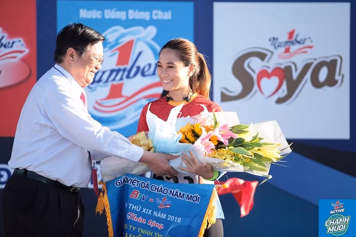 Ban Lãnh đạo Đài Phát thanh truyền hình Bình Dương tặng hoa và kỷ niệm chương cho Vận động viên Vũ Phương Thanh – Cô gái nổi tiếng chạy vòng quanh thế giới – là đại sứ thương hiệu của nhãn hàng nước uống vận động Number 1 Active.