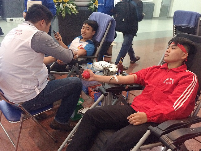 Hội trường đại học Bách Khoa ngay từ sáng sớm đã có rất nhiều các bạn sinh viên đến tham gia hiến máu tình nguyện (Ảnh: An Nhiên). Hội trường đại học Bách Khoa ngay từ sáng sớm đã có rất nhiều các bạn sinh viên đến tham gia hiến máu tình nguyện (Ảnh: An Nhiên).