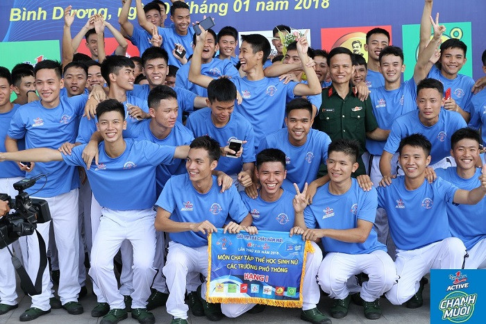 Niềm vui của đoàn quân đội khi giành giải Nhất toàn đoàn. Niềm vui của đoàn quân đội khi giành giải Nhất toàn đoàn.