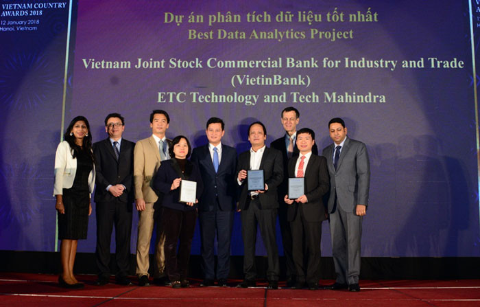 Đại diện VietinBank nhận giải thưởng Dự án phân tích dữ liệu tốt nhất. Đại diện VietinBank nhận giải thưởng Dự án phân tích dữ liệu tốt nhất.