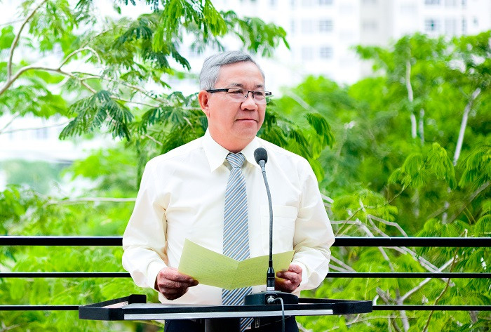 Thầy Tạ Quang Sum, nguyên hiệu trưởng Trường trung học phổ thông Trần Hưng Đạo - Thành phố Cam Ranh. Thầy Tạ Quang Sum, nguyên hiệu trưởng Trường trung học phổ thông Trần Hưng Đạo - Thành phố Cam Ranh.