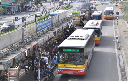 Bến xe buýt Cầu Giấy là điểm làm nhà ga trong thiết kế tuyến tàu điện Nhổn - ga Hà Nội nhưng vẫn đang "án binh bất động".