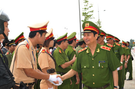 Trung tướng Phạm Quý Ngọ, Ủy viên TW Đảng, Thứ trưởng Bộ Công an, Phó Trưởng ban Thường trực Ban chỉ đạo Kỳ họp Đại hội đồng Interpol lần thứ 80 thăm hỏi, động viên các chiến sĩ làm công tác đảm bảo an ninh cho hội nghị. Trung tướng Phạm Quý Ngọ, Ủy viên TW Đảng, Thứ trưởng Bộ Công an, Phó Trưởng ban Thường trực Ban chỉ đạo Kỳ họp Đại hội đồng Interpol lần thứ 80 thăm hỏi, động viên các chiến sĩ làm công tác đảm bảo an ninh cho hội nghị.