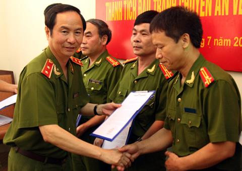 Trung tướng Phạm Quý Ngọ - Thứ trưởng Bộ Công an khen thưởng các lực lượng phá án trong vụ triệt phá đường dây ma túy xuyên quốc gia từ Lào về Việt Nam (chuyên án 006N) năm 2012. Trung tướng Phạm Quý Ngọ - Thứ trưởng Bộ Công an khen thưởng các lực lượng phá án trong vụ triệt phá đường dây ma túy xuyên quốc gia từ Lào về Việt Nam (chuyên án 006N) năm 2012.