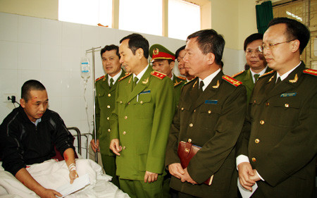 Ngày 21/2/2012, Trung tướng Phạm Quý Ngọ - Thứ trưởng Phạm Quý Ngọ tặng quà cán bộ Công an Hải Phòng bị thương trong khi truy bắt tội phạm. Ngày 21/2/2012, Trung tướng Phạm Quý Ngọ - Thứ trưởng Phạm Quý Ngọ tặng quà cán bộ Công an Hải Phòng bị thương trong khi truy bắt tội phạm.