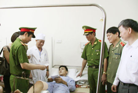 Ngày 19/6/2011, Đoàn công tác Bộ Công an do Trung tướng Phạm Quý Ngọ, Ủy viên TW Đảng, Thứ trưởng Bộ Công an dẫn đầu, đã đến Bệnh viện 19/8 - Bộ Công an, thăm hỏi, động viên, tặng quà Trung sỹ Bùi Văn Tuấn, chiến sỹ Đại đội Cảnh sát cơ động Phòng Cảnh sát bảo vệ và Hỗ trợ Tư pháp - Công an tỉnh Hòa Bình bị thương trong khi làm nhiệm vụ. Ngày 19/6/2011, Đoàn công tác Bộ Công an do Trung tướng Phạm Quý Ngọ, Ủy viên TW Đảng, Thứ trưởng Bộ Công an dẫn đầu, đã đến Bệnh viện 19/8 - Bộ Công an, thăm hỏi, động viên, tặng quà Trung sỹ Bùi Văn Tuấn, chiến sỹ Đại đội Cảnh sát cơ động Phòng Cảnh sát bảo vệ và Hỗ trợ Tư pháp - Công an tỉnh Hòa Bình bị thương trong khi làm nhiệm vụ.