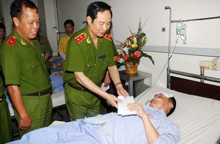 Ngày 17/7/2011, Trung tướng Phạm Quý Ngọ, Ủy viên TW Đảng, Thứ trưởng Bộ Công an thăm và tặng quà hai đồng chí Công an huyện Đông Triều (Quảng Ninh). Ngày 17/7/2011, Trung tướng Phạm Quý Ngọ, Ủy viên TW Đảng, Thứ trưởng Bộ Công an thăm và tặng quà hai đồng chí Công an huyện Đông Triều (Quảng Ninh).