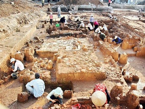 Đang có nhiều ý kiến trái chiều xung quanh việc bảo tồn di tích Đàn Xã Tắc. Đang có nhiều ý kiến trái chiều xung quanh việc bảo tồn di tích Đàn Xã Tắc.