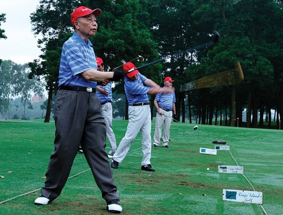 Nguyên Phó Thủ tướng Nguyễn Mạnh Cầm - Chủ tịch danh dự đầu tiên của Giải cùng Ban Tổ chức phát quả bóng đầu tiên, khai mạc giải đấu.