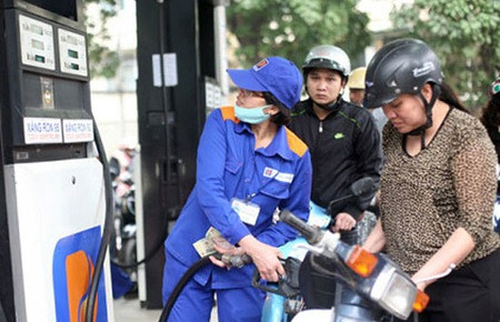 16h30 chiều nay, xăng dầu bán lẻ trong nước tiếp tục giảm giá tối thiểu 301 đồng/lít; dầu Diezen tối thiểu 90 đồng/lít; dầu hỏa tối thiểu 81 đồng/lít. 16h30 chiều nay, xăng dầu bán lẻ trong nước tiếp tục giảm giá tối thiểu 301 đồng/lít; dầu Diezen tối thiểu 90 đồng/lít; dầu hỏa tối thiểu 81 đồng/lít.