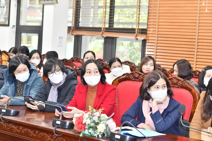 Tập thể giáo viên Trường Trung học phổ thông Thuận Thành số 1 theo dõi clip giới thiệu tính năng, cách sử dụng phần mềm. (Ảnh: Mai Huệ). Tập thể giáo viên Trường Trung học phổ thông Thuận Thành số 1 theo dõi clip giới thiệu tính năng, cách sử dụng phần mềm. (Ảnh: Mai Huệ).