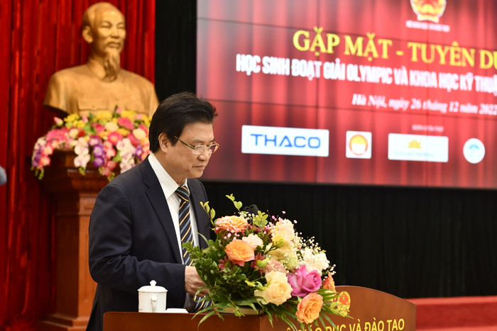 Thứ trưởng Bộ Giáo dục và Đào tạo Nguyễn Hữu Độ phát biểu tại Chương trình Gặp mặt, tuyên dương học sinh đoạt giải Olympic và Khoa học kỹ thuật quốc tế năm 2022. (Ảnh: Mai Huệ).