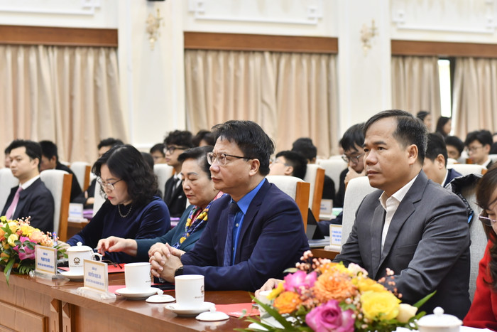 Đại biểu tham dự Chương trình Gặp mặt, tuyên dương học sinh đoạt giải Olympic và Hội thi Khoa học kỹ thuật quốc tế năm 2022. (Ảnh: Mai Huệ).