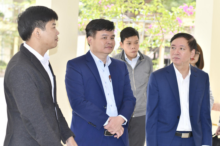 Lãnh đạo Sở Giáo dục và Đào tạo tỉnh Bắc Ninh tham quan thực tế thiết bị quẹt thẻ điểm danh học sinh nhờ ứng dụng eNetViet. (Ảnh: Mai Huệ). Lãnh đạo Sở Giáo dục và Đào tạo tỉnh Bắc Ninh tham quan thực tế thiết bị quẹt thẻ điểm danh học sinh nhờ ứng dụng eNetViet. (Ảnh: Mai Huệ).