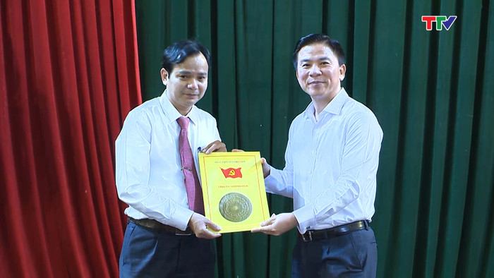 Ông Đỗ Trọng Hưng, Phó Bí thư Thường trực Tỉnh ủy, Trưởng đoàn Đại biểu Quốc hội tỉnh trao Quyết định cho đồng chí Trần Duy Bình thôi giữ chức vụ Giám đốc Sở Thông tin và Truyền thông, chỉ định tham gia Ban Chấp hành, Ban Thường vụ và giữ chức Bí thư Huyện ủy Hà Trung, nhiệm kỳ 2015 - 2020. Ảnh truyền hình Thanh Hóa.