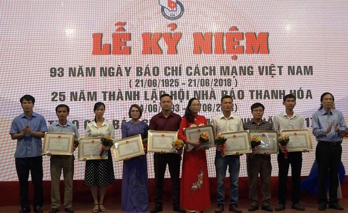 Loạt bài “Đến trường nơi thâm sơn cùng cốc” của tác giả Quốc Toản (bút danh Xuân Quang) và Hữu Chí đăng trên Báo Điện tử Giáo dục Việt Nam đoạt giải B. Loạt bài “Đến trường nơi thâm sơn cùng cốc” của tác giả Quốc Toản (bút danh Xuân Quang) và Hữu Chí đăng trên Báo Điện tử Giáo dục Việt Nam đoạt giải B.