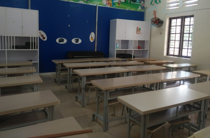 Tại các phòng học đã được cơi nới của trường tiểu học Đông Vệ 2, số bàn ghế trong lớp học được bố trí không còn sót một chỗ trống. Ảnh của Xuân Quang/giaoduc.net.vn.