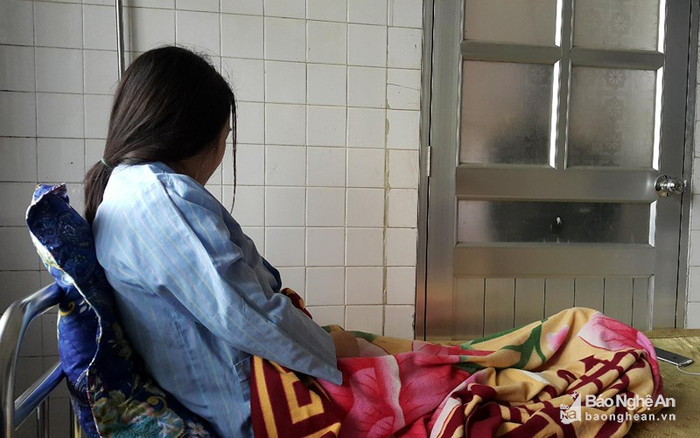 Giáo sinh P.T.H. (trong ảnh) trước đó bị phụ huynh đánh đến chấn động thai. Ảnh đăng trên Báo Nghệ An. Giáo sinh P.T.H. (trong ảnh) trước đó bị phụ huynh đánh đến chấn động thai. Ảnh đăng trên Báo Nghệ An.