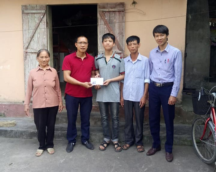 Thầy giáo Đỗ Thế Minh tham gia công tác từ thiện, giúp đỡ học sinh có hoàn cảnh đặc biệt khó khăn. Ảnh nhân vật cung cấp. Thầy giáo Đỗ Thế Minh tham gia công tác từ thiện, giúp đỡ học sinh có hoàn cảnh đặc biệt khó khăn. Ảnh nhân vật cung cấp.