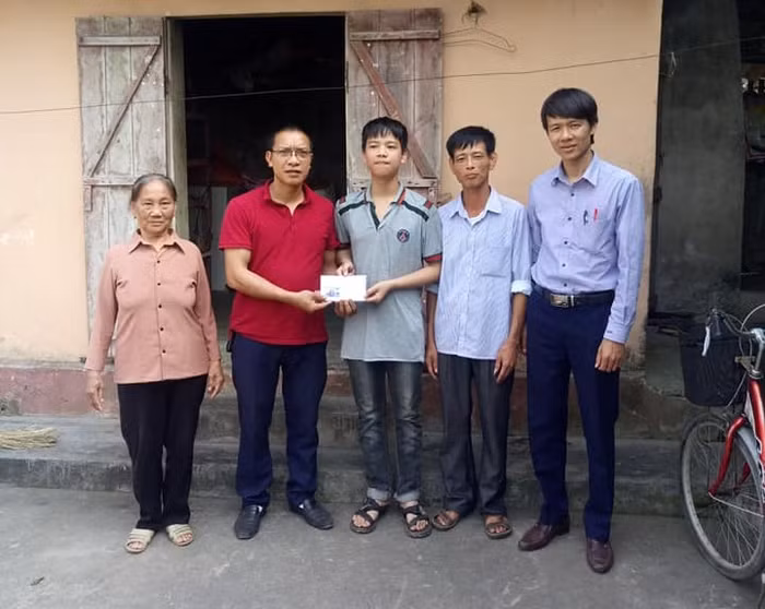 Thầy giáo Đỗ Thế Minh tham gia công tác từ thiện, giúp đỡ học sinh có hoàn cảnh đặc biệt khó khăn. Ảnh nhân vật cung cấp.