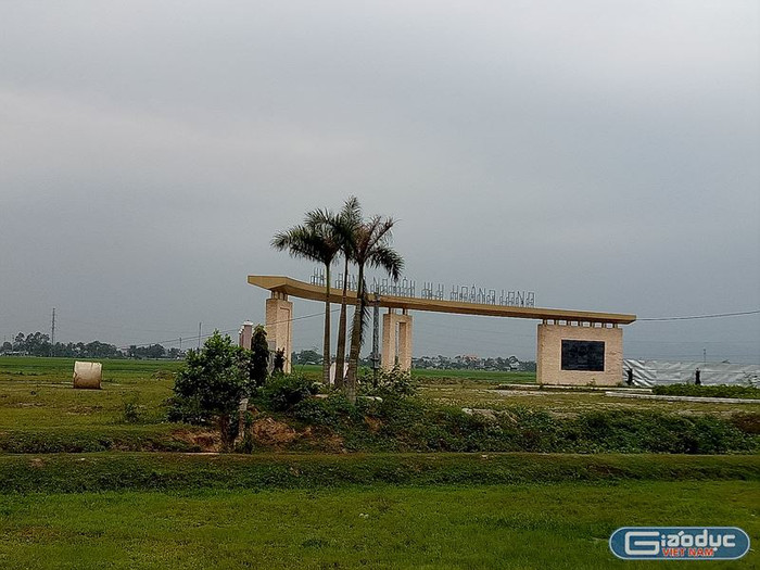 Dự án FLC Hoàng Long sau 3 năm vẫn là bãi đất trống phía sau chiếc cổng chào lạnh lẽo, vô hồn. Ảnh: Hữu Chí. Dự án FLC Hoàng Long sau 3 năm vẫn là bãi đất trống phía sau chiếc cổng chào lạnh lẽo, vô hồn. Ảnh: Hữu Chí.
