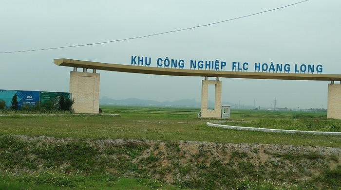 Ngày ấy FLC Hoàng Long từng được kỳ vọng là khu công nghiệp kiểu mẫu. Nhưng 3 năm sau lễ khởi công rầm rộ, cái gọi là “kiểu mẫu” chỉ là bãi đất trống. Phía trước là cổng chào to tướng. Ảnh: XUÂN QUANG. Ngày ấy FLC Hoàng Long từng được kỳ vọng là khu công nghiệp kiểu mẫu. Nhưng 3 năm sau lễ khởi công rầm rộ, cái gọi là “kiểu mẫu” chỉ là bãi đất trống. Phía trước là cổng chào to tướng. Ảnh: XUÂN QUANG.