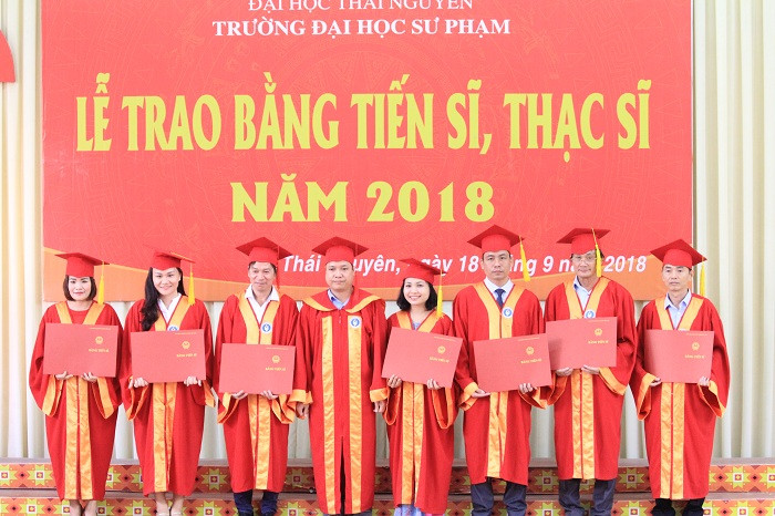 Các tân tiến sĩ chụp ảnh lưu niệm cùng lãnh đạo nhà trường. Ảnh của Xuân Quang. Các tân tiến sĩ chụp ảnh lưu niệm cùng lãnh đạo nhà trường. Ảnh của Xuân Quang.