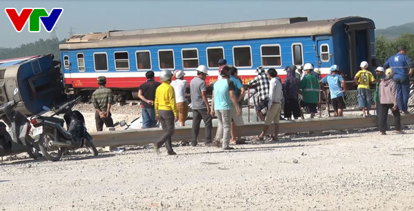 Vụ tai nạn tàu đâm ô tô, gây đổ tàu xảy ra ngày 24/5 tại Tĩnh Gia (Thanh Hóa). Ảnh của VTV. Vụ tai nạn tàu đâm ô tô, gây đổ tàu xảy ra ngày 24/5 tại Tĩnh Gia (Thanh Hóa). Ảnh của VTV.