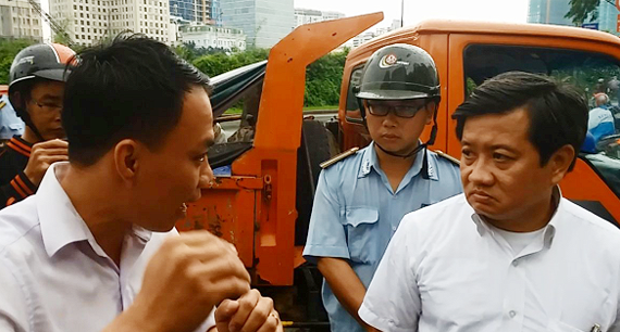 Ông Đoàn Ngọc Hải (bìa phải), Phó Chủ tịch Ủy ban nhân dân quận 1 trong một lần đi dọn dẹp vỉa hè. Ảnh của Báo Sài Gòn giải phóng. Ông Đoàn Ngọc Hải (bìa phải), Phó Chủ tịch Ủy ban nhân dân quận 1 trong một lần đi dọn dẹp vỉa hè. Ảnh của Báo Sài Gòn giải phóng.