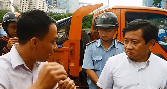 Ông Đoàn Ngọc Hải (bìa phải), Phó Chủ tịch Ủy ban nhân dân quận 1 trong một lần đi dọn dẹp vỉa hè. Ảnh của Báo Sài Gòn giải phóng.