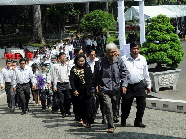 Đông đảo các cơ quan, đơn vị, người dân đến viếng nguyên Thủ tướng Phan Văn Khải. (Ảnh: Mạnh Linh/TTXVN). Đông đảo các cơ quan, đơn vị, người dân đến viếng nguyên Thủ tướng Phan Văn Khải. (Ảnh: Mạnh Linh/TTXVN).