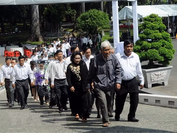 Đông đảo các cơ quan, đơn vị, người dân đến viếng nguyên Thủ tướng Phan Văn Khải. (Ảnh: Mạnh Linh/TTXVN).