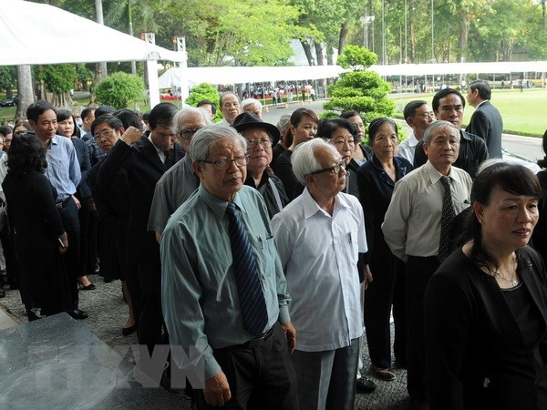 Người dân đến viếng nguyên Thủ tướng Phan Văn Khải. (Ảnh: Mạnh Linh/TTXVN). Người dân đến viếng nguyên Thủ tướng Phan Văn Khải. (Ảnh: Mạnh Linh/TTXVN).