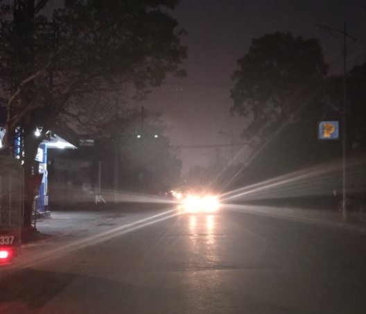 Vì không có điện đường, cả người và phương tiện chỉ trông chờ vào ánh đèn của những chiếc xe đi ngược chiều, xuôi chiều để dò đường. Ảnh: Phương Anh. Vì không có điện đường, cả người và phương tiện chỉ trông chờ vào ánh đèn của những chiếc xe đi ngược chiều, xuôi chiều để dò đường. Ảnh: Phương Anh.