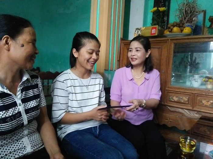Cô Phạm Thị Hằng trao quà cá nhân trị giá 5 triệu đồng cho em Đặng Thị Thương. Ảnh của Thanh Minh. Cô Phạm Thị Hằng trao quà cá nhân trị giá 5 triệu đồng cho em Đặng Thị Thương. Ảnh của Thanh Minh.
