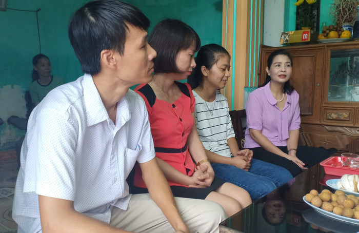 Các thầy cô giáo Trường trung học phổ thông Quảng Xương 1 cũng có mặt tại nhà em Thương để động viên nữ sinh trước khi nhập học. Ảnh của Thanh Minh. Các thầy cô giáo Trường trung học phổ thông Quảng Xương 1 cũng có mặt tại nhà em Thương để động viên nữ sinh trước khi nhập học. Ảnh của Thanh Minh.