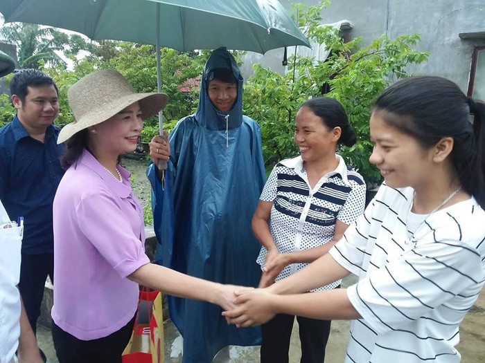Cô Phạm Thị Hằng (áo hồng), Giám đốc Sở Giáo dục và Đào tạo Thanh Hóa tới thăm nhà Đặng Thị Thương. Ảnh của Thanh Minh. Cô Phạm Thị Hằng (áo hồng), Giám đốc Sở Giáo dục và Đào tạo Thanh Hóa tới thăm nhà Đặng Thị Thương. Ảnh của Thanh Minh.