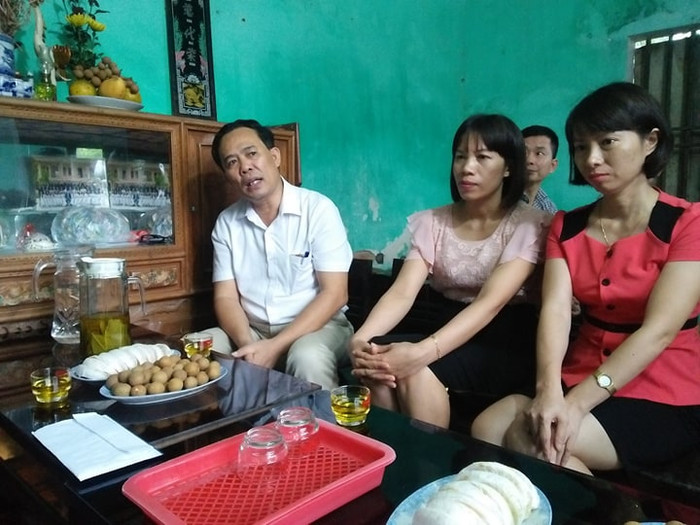 Thầy Lê Văn Dỵ, Hiệu trưởng Trường trung học phổ thông Quảng Xương 1 (áo trắng) hứa sẽ đồng hành giúp đỡ thương suốt thời gian nữ sinh theo học tại Học viện Kỹ thuật quân sự. Ảnh của Thanh Minh. Thầy Lê Văn Dỵ, Hiệu trưởng Trường trung học phổ thông Quảng Xương 1 (áo trắng) hứa sẽ đồng hành giúp đỡ thương suốt thời gian nữ sinh theo học tại Học viện Kỹ thuật quân sự. Ảnh của Thanh Minh.