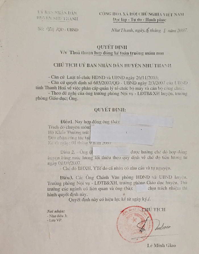 Quyết định về việc thỏa thuận hợp đồng kế toán trường Mầm non do ông Lê Minh Giao - Chủ tịch huyện Như Thanh Ký (ông Giao hiện đã nghỉ hưu theo chế độ). Ảnh do người lao động cung cấp. Quyết định về việc thỏa thuận hợp đồng kế toán trường Mầm non do ông Lê Minh Giao - Chủ tịch huyện Như Thanh Ký (ông Giao hiện đã nghỉ hưu theo chế độ). Ảnh do người lao động cung cấp.