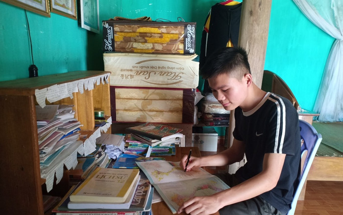 Thủ khoa khối C của tỉnh Thanh Hóa - Lê Thanh Anh, học sinh Trường trung học phổ thông Như Xuân 1. Ảnh của Thanh Minh. Thủ khoa khối C của tỉnh Thanh Hóa - Lê Thanh Anh, học sinh Trường trung học phổ thông Như Xuân 1. Ảnh của Thanh Minh.